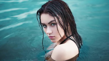 Девушка с мокрыми волосами