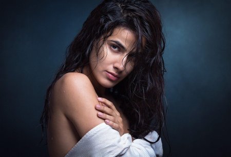 Девушка с мокрыми волосами