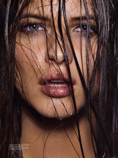 Девушка с мокрыми волосами