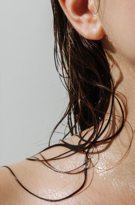 Девушка с мокрыми волосами