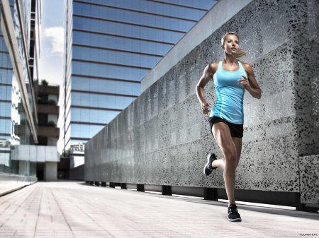Спортивная девушка бегает
