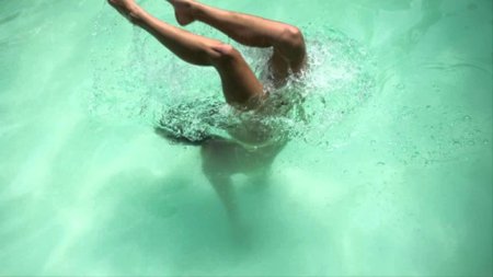 Девушка ныряет в воду