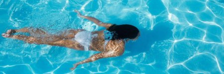 Плавает в бассейне