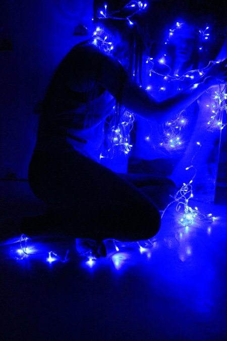 Девушка с гирляндой