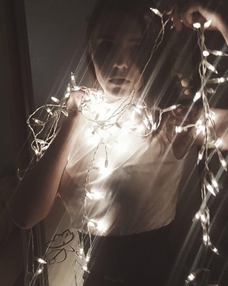 Девушки с гирляндами