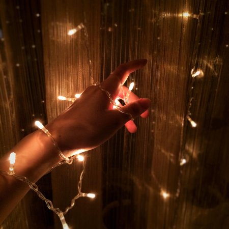 Гирлянда в руках