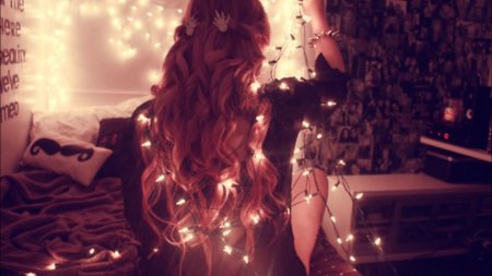 Девушка с гирляндой