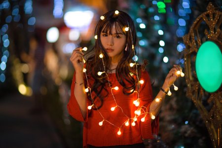 Девушка с гирляндой