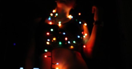 Девушка с гирляндой