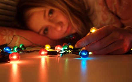 Девушка в гирлянде