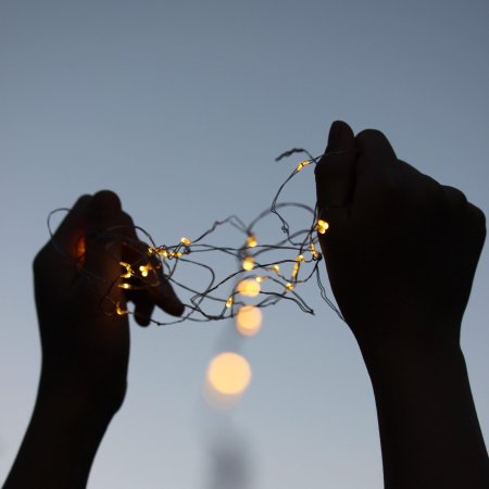 Гирлянда в руках