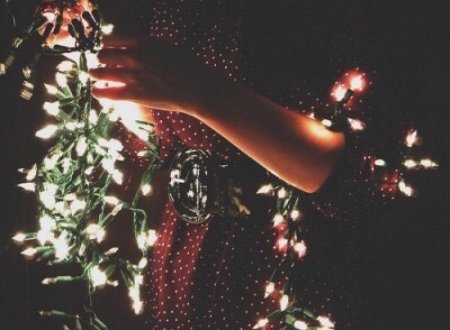 Девушка с гирляндой