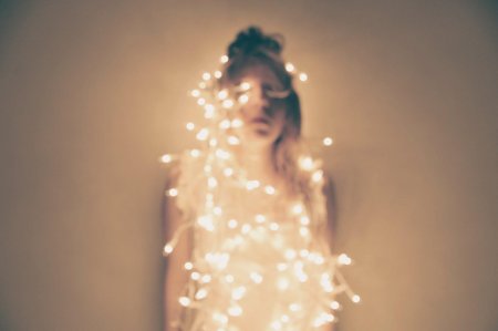 Девушка с гирляндой