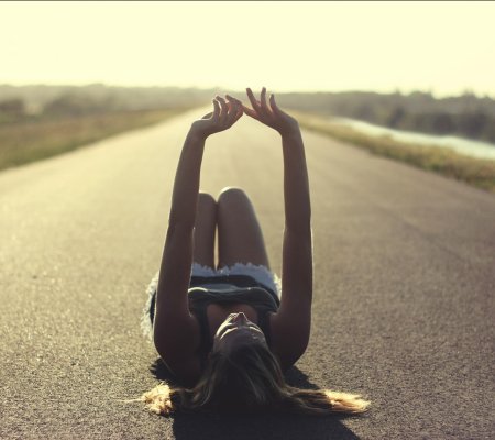 Девушка на дороге