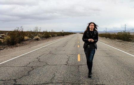 Девушка на дороге