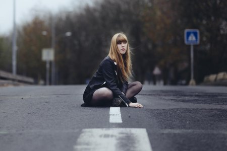 Девушка в сером