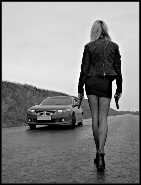 Девушка с машиной