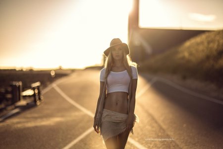 Девушка на дороге