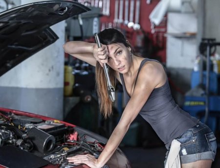 Девушка автомеханик