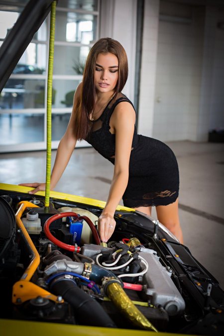 Девушка в автосервисе