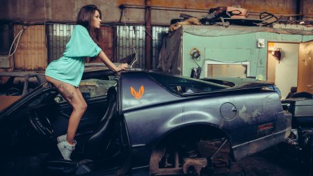 Девушка в гараже