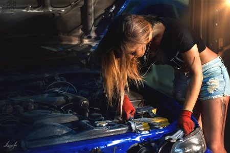 Девушка в сервисе