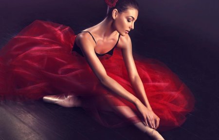 Танцовщица в красном платье