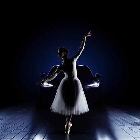Балерина на черном фоне