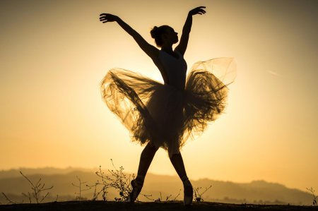 Танцующая девушка