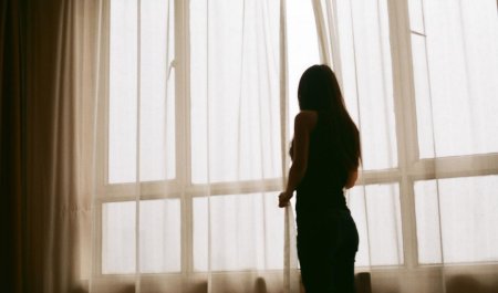 Девушка у окна
