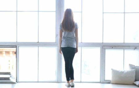 Девушки возле окон