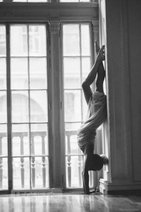 Красивые позы для фотосессии возле окна