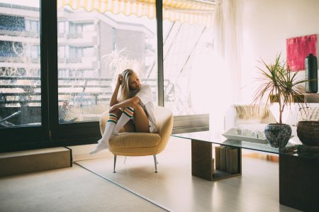 Девушка в комнате