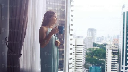 Девушка у окна