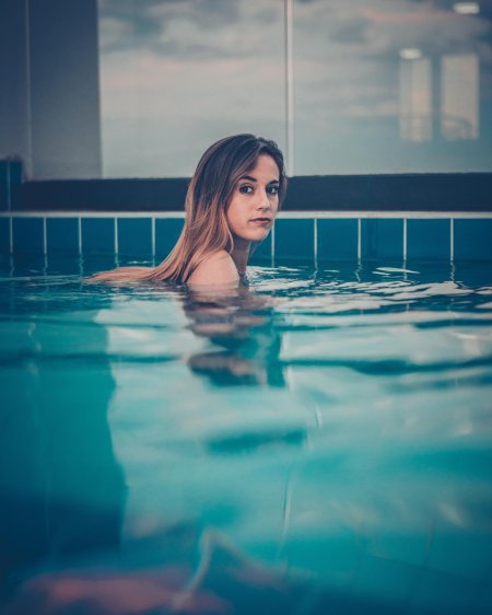 Красивая девушка в бассейне