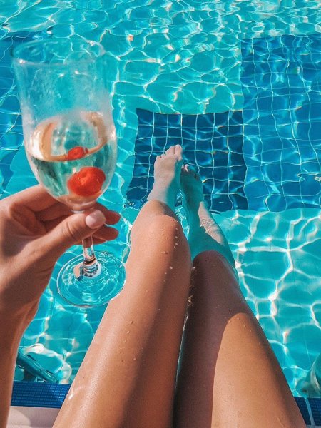 Девушка в бассейне