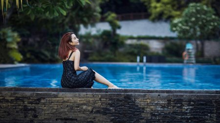 Девушка у бассейна