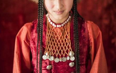 Кыргызская девушка