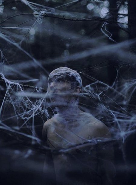 Человек в паутине