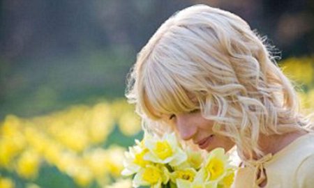 Блондинка с нарциссами