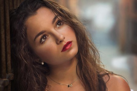 Кареглазая девушка