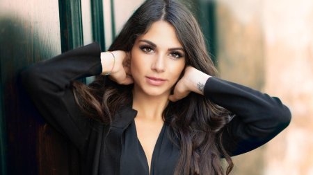 Красивая брюнетка