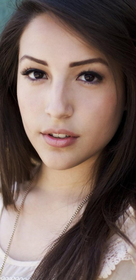 Брюнетка с карими глазами