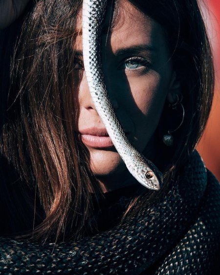 Красивые девушки со змеями