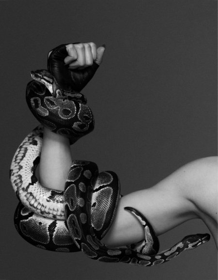 Девушка со змеей