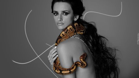 Девушка со змеей