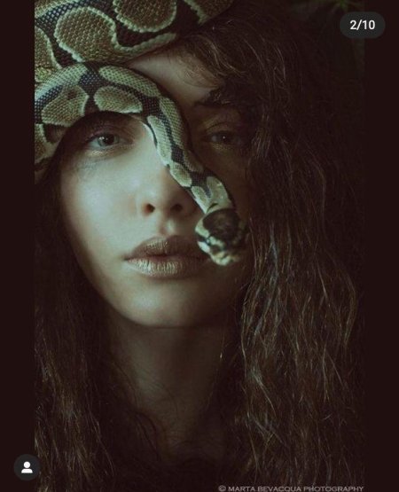 Девушка со змеёй