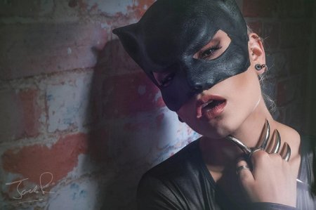 Девушка в маске кошки