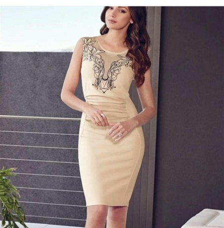 Бежевое платье в обтяжку