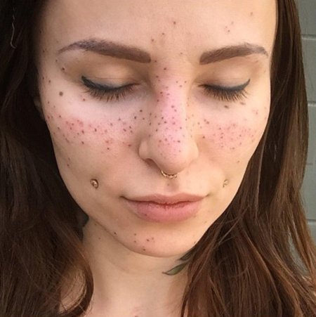 Тату веснушки на лице